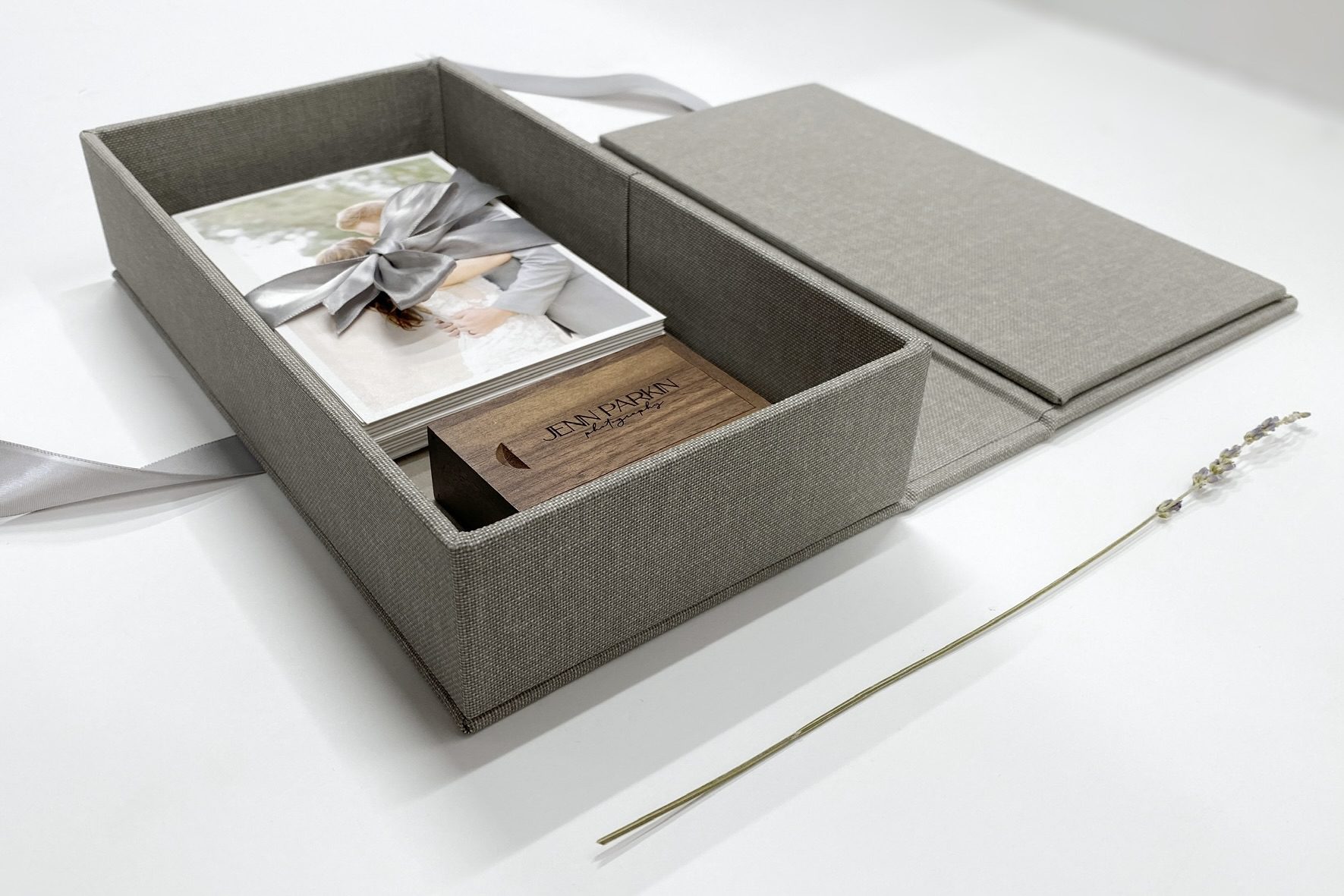hand made linen presentation cases that display photo prints by lifethreads albums by D&R Photo canada
